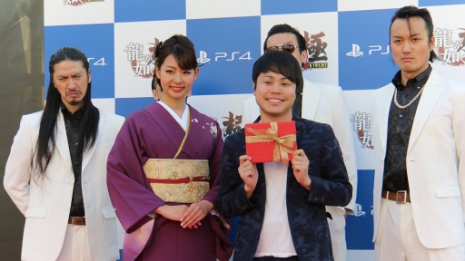 画像ギャラリー No.010のサムネイル画像 / PS4×「龍が如く 極」のバレンタインイベントが新宿で開催。「女性からチョコがもらえる」と聞いて駆けつけた，NON STYLE 井上さんを待ち受けていたのは？