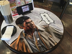 画像ギャラリー No.005のサムネイル画像 / 「龍が如く6 命の詩。」ゲーム内に登場する飲食店が，歌舞伎町の新宿東宝ビル1階でラッピング店舗を展開