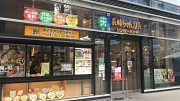 画像ギャラリー No.006のサムネイル画像 / 「龍が如く6 命の詩。」ゲーム内に登場する飲食店が，歌舞伎町の新宿東宝ビル1階でラッピング店舗を展開