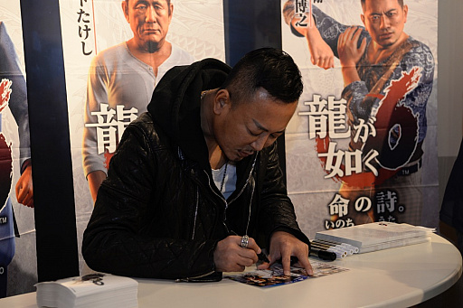 画像ギャラリー No.007のサムネイル画像 / ゲームセンター「セガ新宿歌舞伎町」のオープン記念イベント「龍が如く 神室町ギャラリー」が開催中。名越稔洋氏によるサイン会の模様をレポート