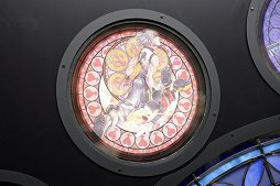 画像ギャラリー No.004のサムネイル画像 / 「キングダムハーツ」シリーズ15周年を記念したメモリアルステンドグラスクロックをレポート