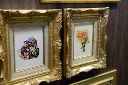 画像ギャラリー No.009のサムネイル画像 / 「キングダムハーツ」シリーズ15周年を記念したメモリアルステンドグラスクロックをレポート