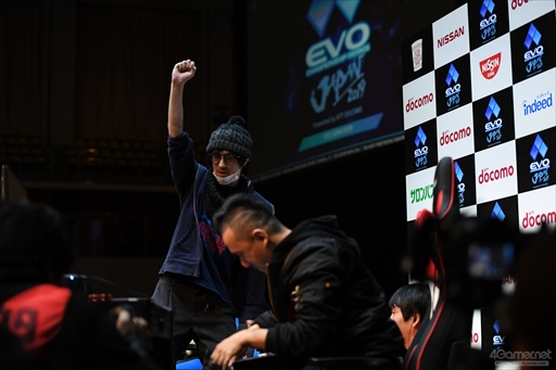 画像ギャラリー No.004のサムネイル画像 / 【速報】［EVO Japan］「THE KING OF FIGHTERS XIV」部門の優勝は日本のM'選手。Winner'sのままEVO Japan覇者の栄冠を手にした