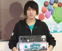 画像ギャラリー No.002のサムネイル画像 / 「週刊プロゲーマーファイル」File.045：M’選手【KOF】