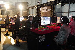 画像ギャラリー No.004のサムネイル画像 / ［TGS 2015］“対戦型バイオハザード”は，テンポ良く楽しめるスリリングなシューター。「バイオハザード アンブレラコア」プレイレポート