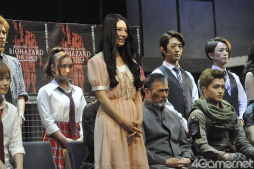 画像ギャラリー No.004のサムネイル画像 / 「BIOHAZARD THE STAGE」の舞台挨拶＆ゲネプロをレポート。非常勤講師として教壇に立つレベッカの姿に注目