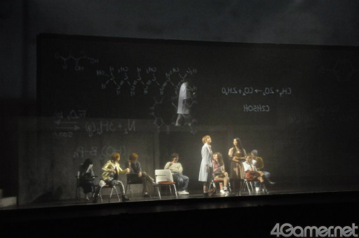 画像ギャラリー No.012のサムネイル画像 / 「BIOHAZARD THE STAGE」の舞台挨拶＆ゲネプロをレポート。非常勤講師として教壇に立つレベッカの姿に注目