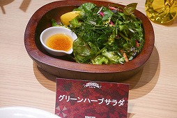画像ギャラリー No.033のサムネイル画像 / 不気味おいしい新フードメニューと「アンブレラコア」一人用モードの実機プレイが披露された「バイオハザード ファンミーティング」レポート