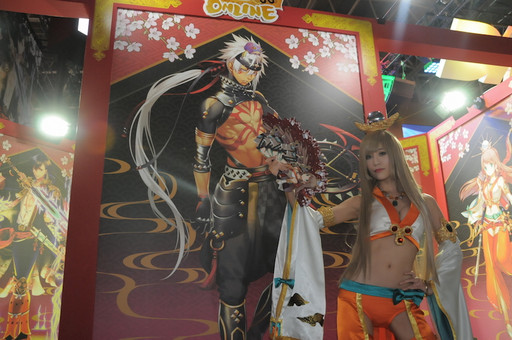 画像ギャラリー No.010のサムネイル画像 / ［TGS 2016］涼やかな目が魅力のナリヒラ様と“バンケツ”してみた！　DMMブースの「みんなでバンケツしちゃう&hearts;体感ゾーン」のレポート