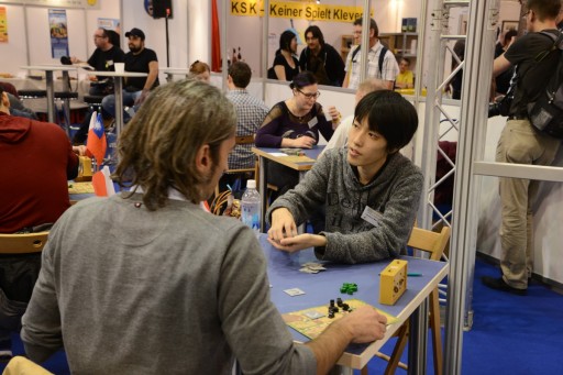 画像ギャラリー No.003のサムネイル画像 / ［SPIEL’15］大逆転妙手が飛び出した「第10回 カルカソンヌ世界選手権」レポート。2014年優勝の望月選手は惜しくも準優勝
