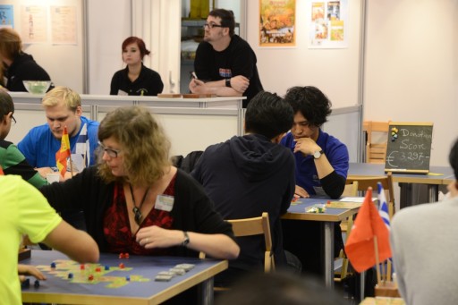 画像ギャラリー No.004のサムネイル画像 / ［SPIEL’15］大逆転妙手が飛び出した「第10回 カルカソンヌ世界選手権」レポート。2014年優勝の望月選手は惜しくも準優勝