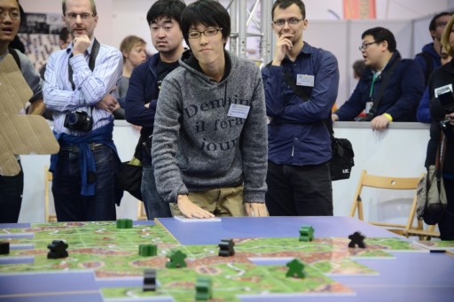 画像ギャラリー No.006のサムネイル画像 / ［SPIEL’15］大逆転妙手が飛び出した「第10回 カルカソンヌ世界選手権」レポート。2014年優勝の望月選手は惜しくも準優勝