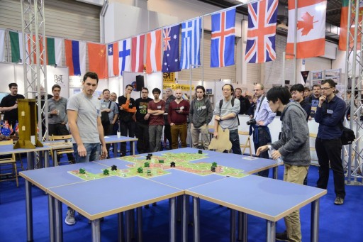 画像ギャラリー No.007のサムネイル画像 / ［SPIEL’15］大逆転妙手が飛び出した「第10回 カルカソンヌ世界選手権」レポート。2014年優勝の望月選手は惜しくも準優勝