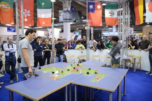 画像ギャラリー No.008のサムネイル画像 / ［SPIEL’15］大逆転妙手が飛び出した「第10回 カルカソンヌ世界選手権」レポート。2014年優勝の望月選手は惜しくも準優勝