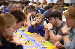 画像ギャラリー No.007のサムネイル画像 / ［SPIEL’15］世界各国から集まった1040人で同時に遊ぶ，世界最大のカタン。20周年記念イベント「1000人カタン」レポート
