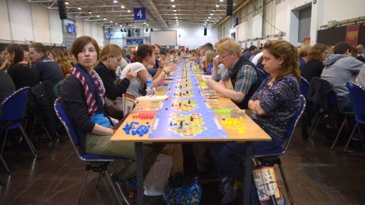 画像ギャラリー No.008のサムネイル画像 / ［SPIEL’15］世界各国から集まった1040人で同時に遊ぶ，世界最大のカタン。20周年記念イベント「1000人カタン」レポート