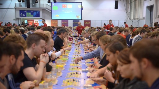 画像ギャラリー No.013のサムネイル画像 / ［SPIEL’15］世界各国から集まった1040人で同時に遊ぶ，世界最大のカタン。20周年記念イベント「1000人カタン」レポート