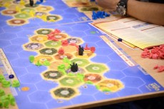 画像ギャラリー No.014のサムネイル画像 / ［SPIEL’15］世界各国から集まった1040人で同時に遊ぶ，世界最大のカタン。20周年記念イベント「1000人カタン」レポート