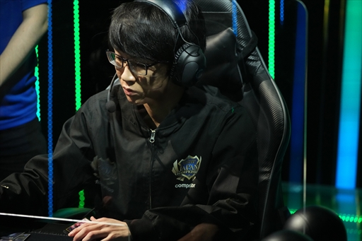 画像ギャラリー No.006のサムネイル画像 / 「Shadowverse Invitational 2023」レポート。シャドバ国内年間最強王者は山芋選手。圧倒的なプレイングを見せつけ,大会を席巻した