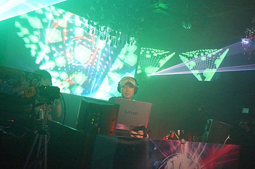 画像ギャラリー No.018のサムネイル画像 / EDMをフィーチャーしたゲームミュージックのクラブイベント「EDG音撃 -EDM IS GAME-」をレポート。「EDMは音楽でなくゲームだ!」by佐野電磁氏