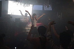 画像ギャラリー No.023のサムネイル画像 / EDMをフィーチャーしたゲームミュージックのクラブイベント「EDG音撃 -EDM IS GAME-」をレポート。「EDMは音楽でなくゲームだ!」by佐野電磁氏