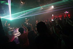 画像ギャラリー No.026のサムネイル画像 / EDMをフィーチャーしたゲームミュージックのクラブイベント「EDG音撃 -EDM IS GAME-」をレポート。「EDMは音楽でなくゲームだ!」by佐野電磁氏