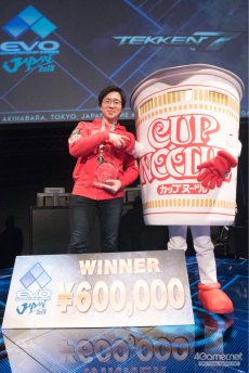 画像ギャラリー No.002のサムネイル画像 / ［EVO Japan］防御の重要性を強く感じた大会だった――「鉄拳7」部門優勝，Knee選手合同インタビュー