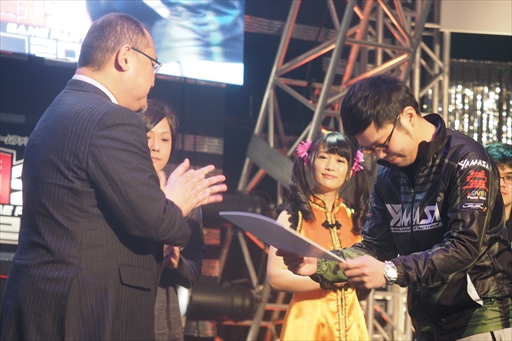 画像ギャラリー No.015のサムネイル画像 / ［闘会議2018］「鉄拳7」公式大会優勝はノビ選手。プロライセンス所持者4名で争われた戦いを制し，賞金200万円を獲得