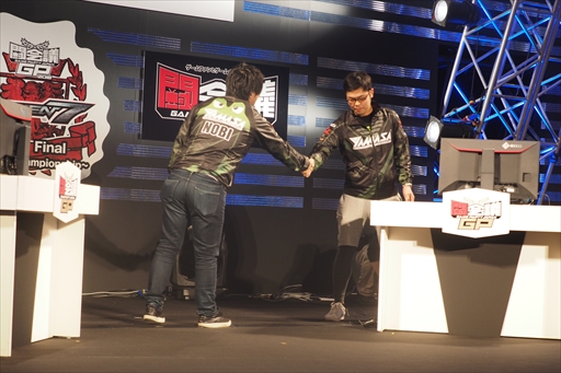 画像ギャラリー No.019のサムネイル画像 / ［闘会議2018］「鉄拳7」公式大会優勝はノビ選手。プロライセンス所持者4名で争われた戦いを制し，賞金200万円を獲得