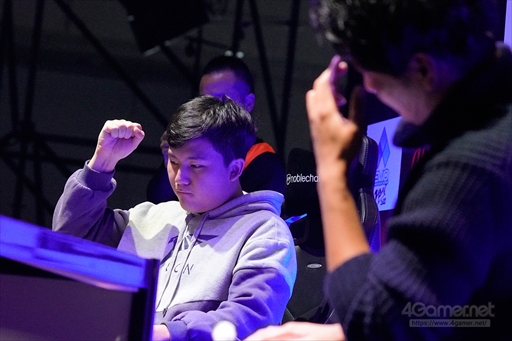 画像ギャラリー No.003のサムネイル画像 / ［EVO Japan］「鉄拳7」部門優勝はBook選手。タイの英雄と呼ばれる同選手が悲願のビッグタイトルを獲得