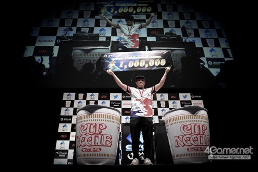 画像ギャラリー No.005のサムネイル画像 / ［EVO Japan］「鉄拳7」部門優勝はBook選手。タイの英雄と呼ばれる同選手が悲願のビッグタイトルを獲得