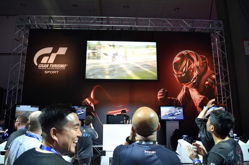 画像ギャラリー No.003のサムネイル画像 / ［E3 2017］PS VRでプレイする「グランツーリスモSPORT」は酔いにくく，現実の車のように運転できる。「T-GT」で操作できた試遊台での体験をレポート