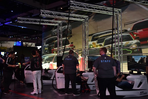 画像ギャラリー No.004のサムネイル画像 / ［E3 2017］PS VRでプレイする「グランツーリスモSPORT」は酔いにくく，現実の車のように運転できる。「T-GT」で操作できた試遊台での体験をレポート