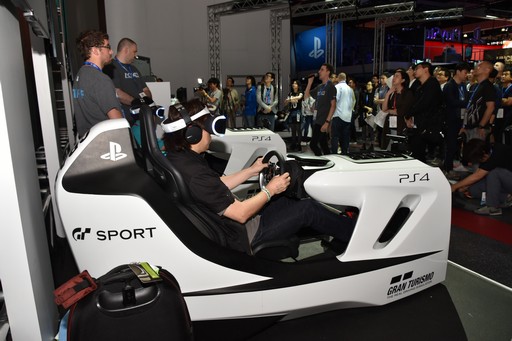 画像ギャラリー No.007のサムネイル画像 / ［E3 2017］PS VRでプレイする「グランツーリスモSPORT」は酔いにくく，現実の車のように運転できる。「T-GT」で操作できた試遊台での体験をレポート