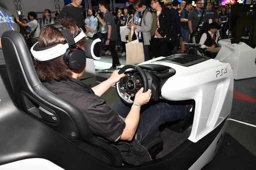 画像ギャラリー No.009のサムネイル画像 / ［E3 2017］PS VRでプレイする「グランツーリスモSPORT」は酔いにくく，現実の車のように運転できる。「T-GT」で操作できた試遊台での体験をレポート