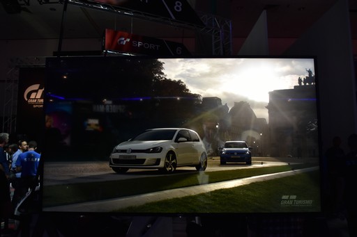 画像ギャラリー No.010のサムネイル画像 / ［E3 2017］PS VRでプレイする「グランツーリスモSPORT」は酔いにくく，現実の車のように運転できる。「T-GT」で操作できた試遊台での体験をレポート