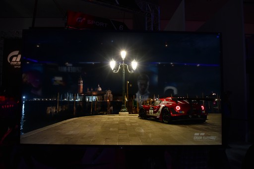 画像ギャラリー No.011のサムネイル画像 / ［E3 2017］PS VRでプレイする「グランツーリスモSPORT」は酔いにくく，現実の車のように運転できる。「T-GT」で操作できた試遊台での体験をレポート