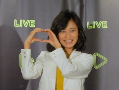 小島瑠璃子さんが記者会見“風”に「セブンナイツ」CM出演を語る。LINE LIVEの「きしゃかいけん」第3回放送の模様をレポート
