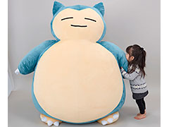 道をふさいでポケモンプレイヤーを困らせた「カビゴン」が，全長約1.5mの巨大クッションに。プレミアムバンダイでの予約受付が本日スタート