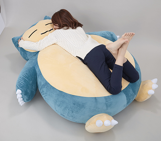 画像ギャラリー No.002のサムネイル画像 / 道をふさいでポケモンプレイヤーを困らせた「カビゴン」が，全長約1.5mの巨大クッションに。プレミアムバンダイでの予約受付が本日スタート