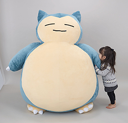 画像ギャラリー No.003のサムネイル画像 / 道をふさいでポケモンプレイヤーを困らせた「カビゴン」が，全長約1.5mの巨大クッションに。プレミアムバンダイでの予約受付が本日スタート