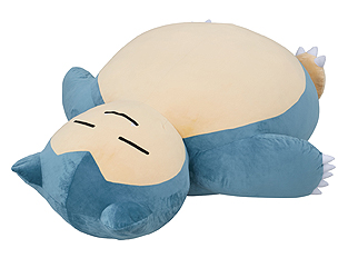 画像ギャラリー No.004のサムネイル画像 / 道をふさいでポケモンプレイヤーを困らせた「カビゴン」が，全長約1.5mの巨大クッションに。プレミアムバンダイでの予約受付が本日スタート