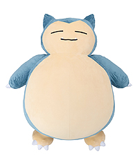 画像ギャラリー No.005のサムネイル画像 / 道をふさいでポケモンプレイヤーを困らせた「カビゴン」が，全長約1.5mの巨大クッションに。プレミアムバンダイでの予約受付が本日スタート