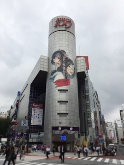 画像ギャラリー No.002のサムネイル画像 / 「うたわれるもの 二人の白皇」の広告がSHIBUYA109に登場。9月30日まで