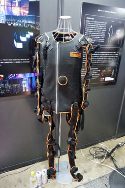 画像ギャラリー No.003のサムネイル画像 / ［TGS 2016］「Rez Infinite」を全身で楽しめる。シナスタジア（共感覚）スーツが“エンターテインメントの未来”ブースに出展中