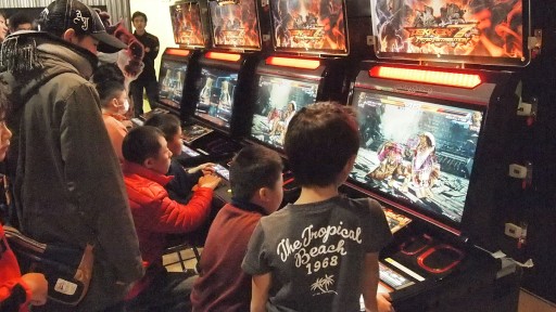 画像ギャラリー No.014のサムネイル画像 / 「鉄拳7FR」×新日コラボが発表された「大プロレス祭り2017」レポート。オカダ・カズチカ選手のコスチュームを纏い,キングが「レインメーカー」を繰り出す