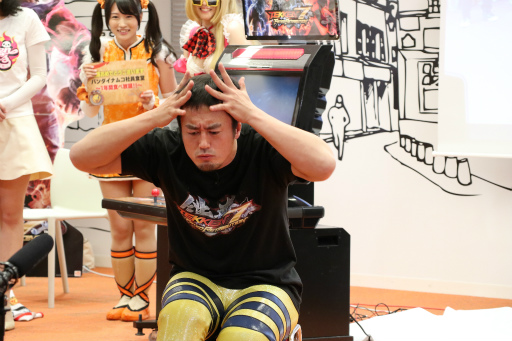 画像ギャラリー No.011のサムネイル画像 / 棚橋弘至選手×「鉄拳7」ラースのコラボコスチュームが実機披露。Web番組「生対決！棚橋弘至の鉄拳7FR バトルトーナメント」収録現場レポート