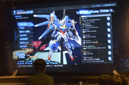 画像ギャラリー No.003のサムネイル画像 / 「ガンダムブレイカー3」でガンプラをカスタマイズ。ガンダム芸人 若井おさむさんが審査員長を務めた「最強の俺ガンダムを創るのは、誰だ!」レポート