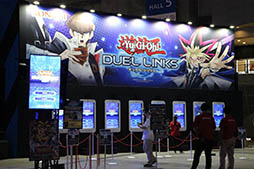 画像ギャラリー No.001のサムネイル画像 / ［TGS 2016］俺のターン，ドロー！　スマホ向けに最適化された“スピードデュエル”で青眼の究極竜を召喚。「遊戯王 デュエルリンクス」プレイレポート