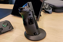 画像ギャラリー No.014のサムネイル画像 / 8.8インチ液晶+合体ゲームパッド付きの携帯型ゲームPC「Legion Go」を写真でチェック。今までにない機能や特徴に要注目だ